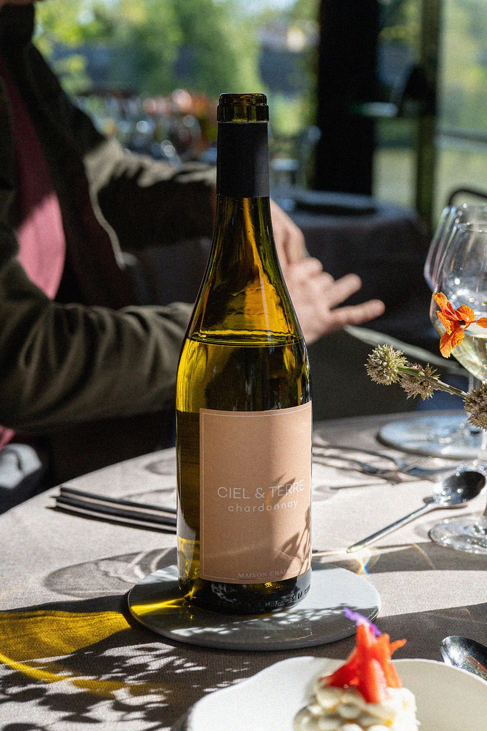 Table et vin blanc