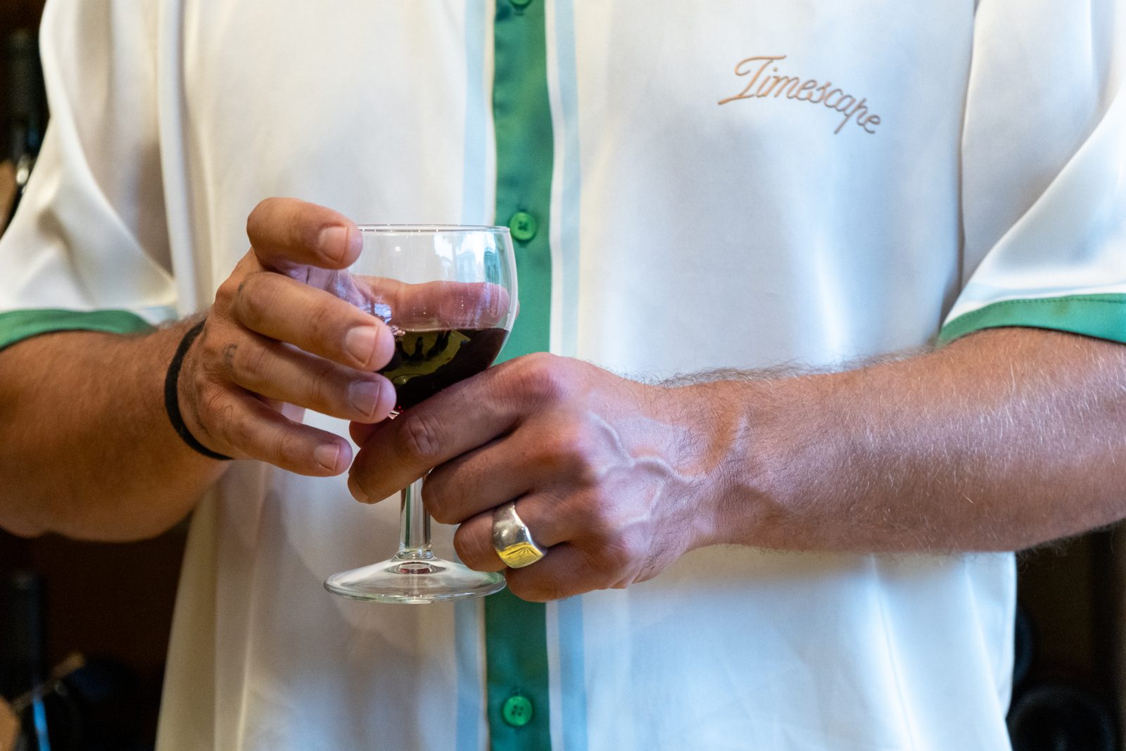 verre vin rouge chemise blanche